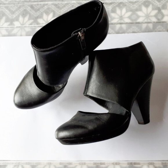 Aldo black faux leather bootie with cut out detail - Picture 2 of 8